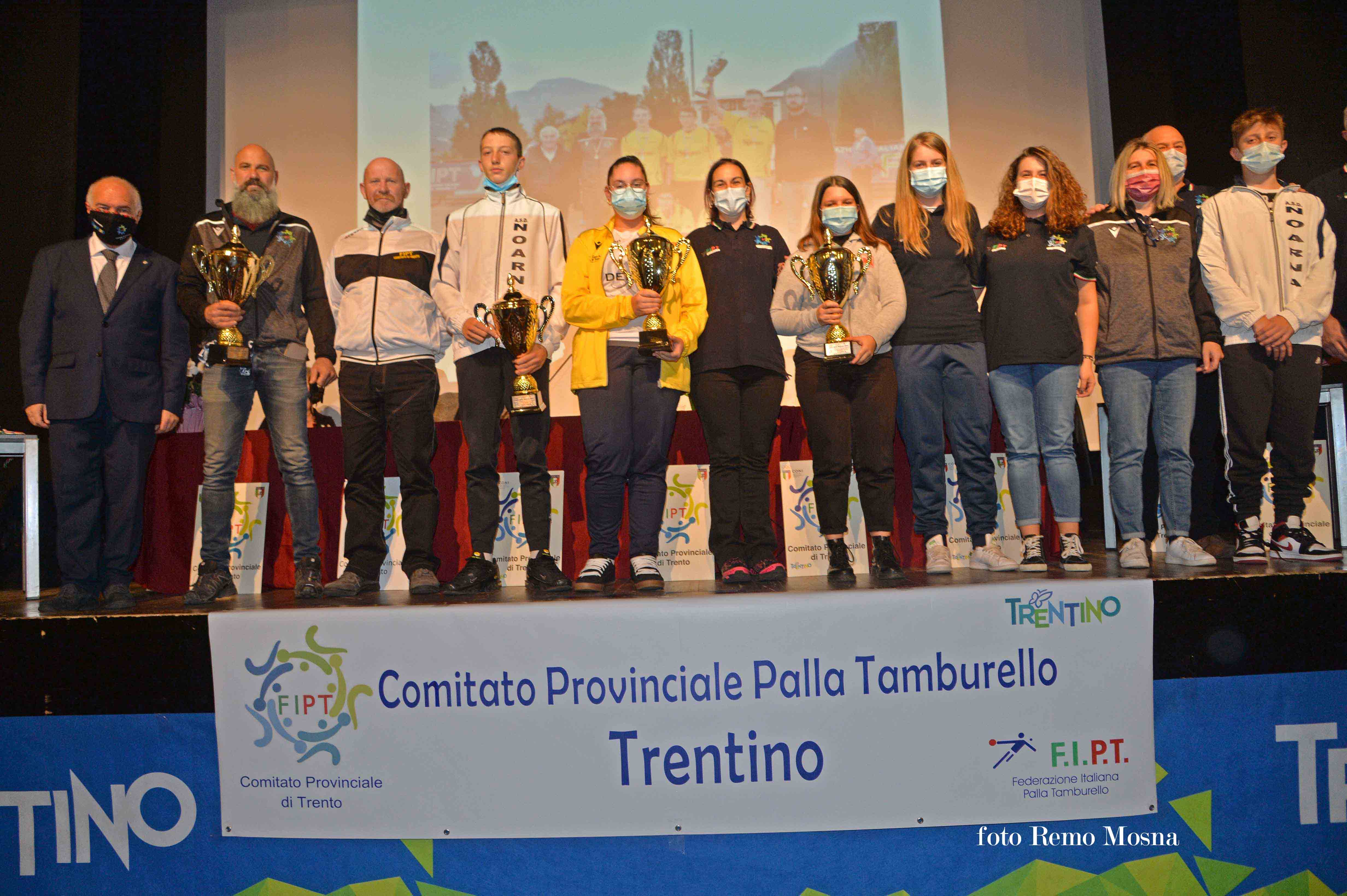 PREMIAZIONE SQUADRE foto MOSNA 7593