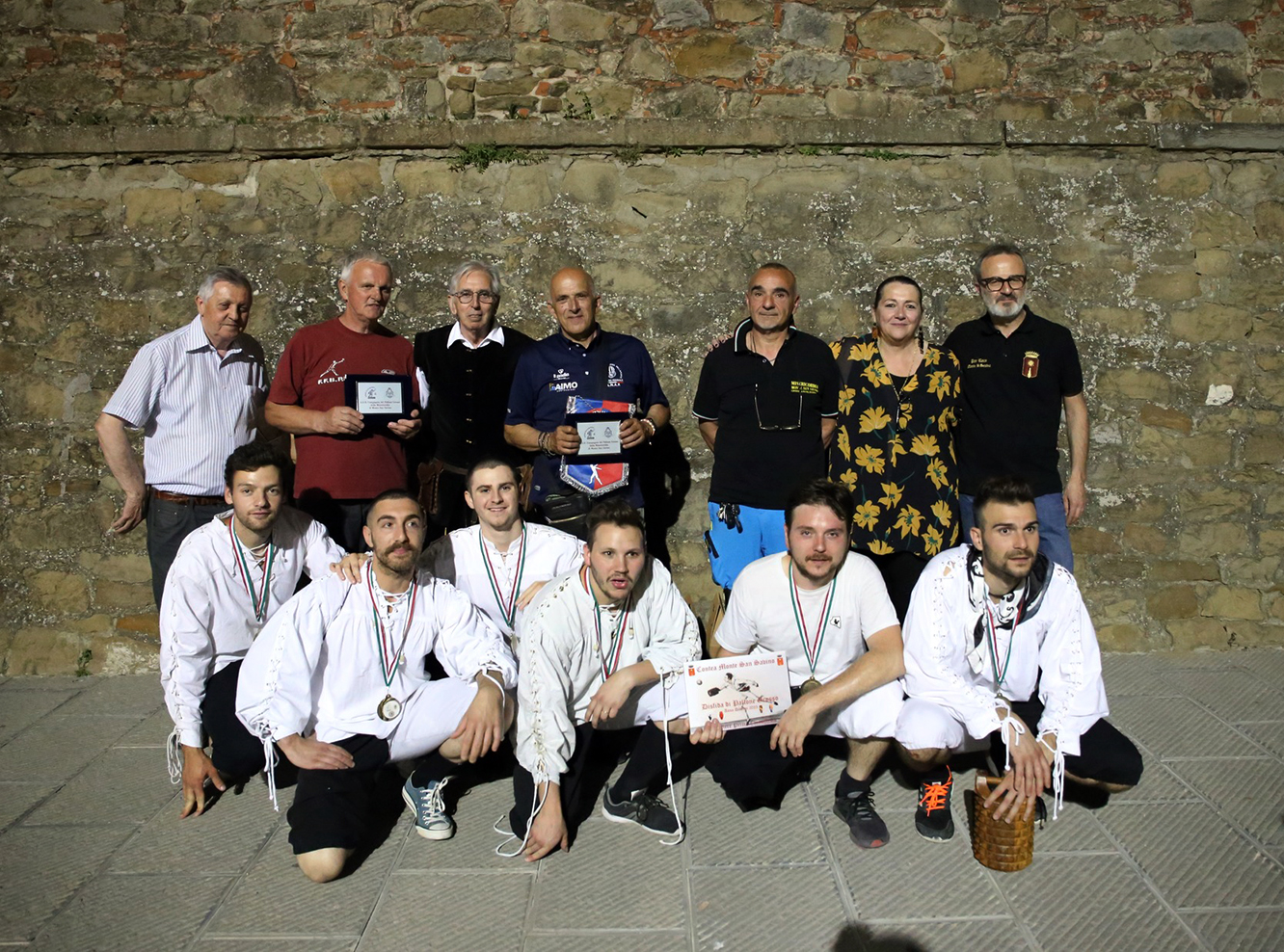 Monte San Savino premiazione squadra Porticciolo con Cartapati Macewko Cungi Landi Cheli Falchi e Cavallini