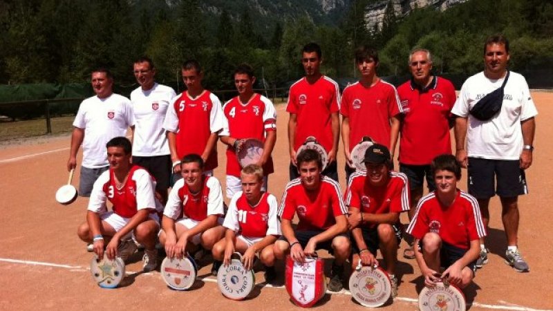 le squadre viols le fort in bianco-rosso e tuenno in rosso