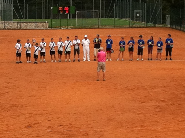 La_formazione_di_Dresda_schierata_a_destra_a_Centrocampo_in_maglia_blu