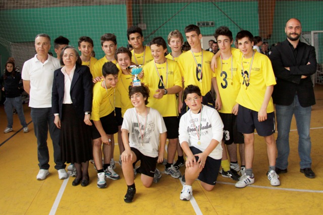 1_classificata_m_Scuola_F.Bursi_coni_Assessore_M._Busani_la_DS_N_Silvestrini_e_A.Calvi